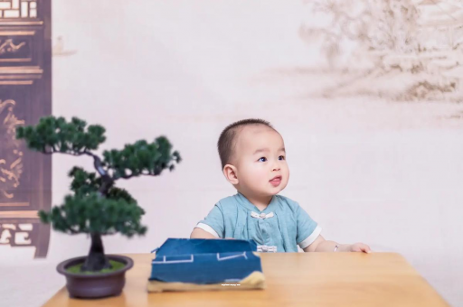 汉中怀孕肚子中间凹两边凸